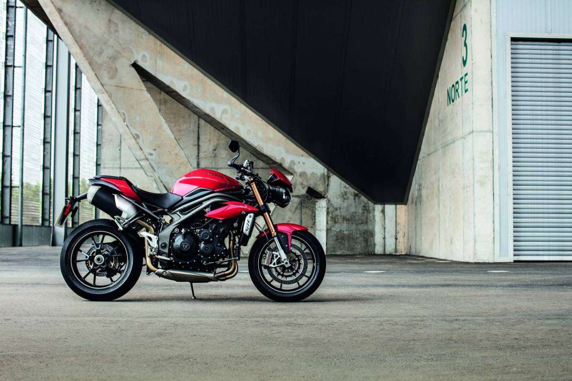 Triumph presenta le nuove Speed Triple S e R 2016 5 triumph-motorcycles-presenta-due-nuovi-modelli-di-speed-triple-1i6a0685_grd_rt (1)