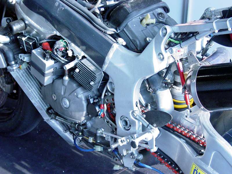 Test moto usate: la bellissima Honda VTR 13 03_SBK_Tech_Honda_2