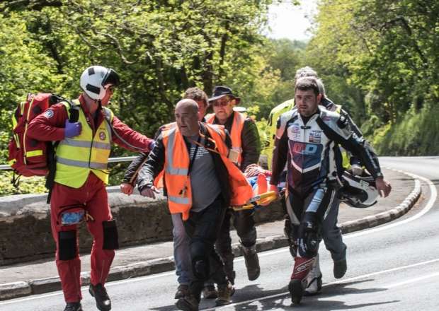 Momenti 2015 : McGuinness si conferma re del Tourist Trophy 2 Michael Dunlop si ferma durante un giro cronometrato per assicurarsi delle condizioni del fratello maggiore William : davvero un gesto genuino