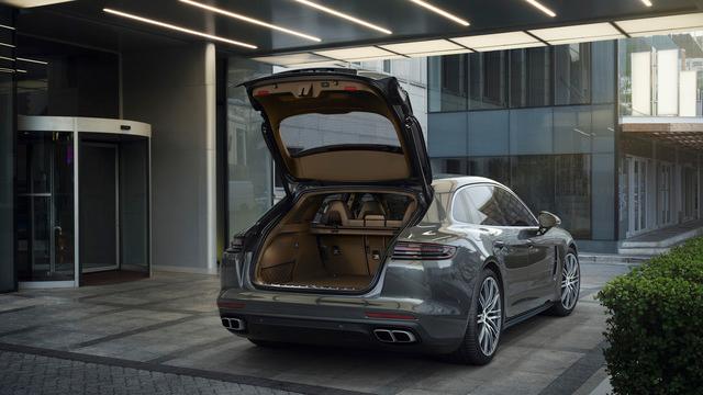 Porsche | Panamera Sport Turismo, arriva la Shooting Brake 2 small 1