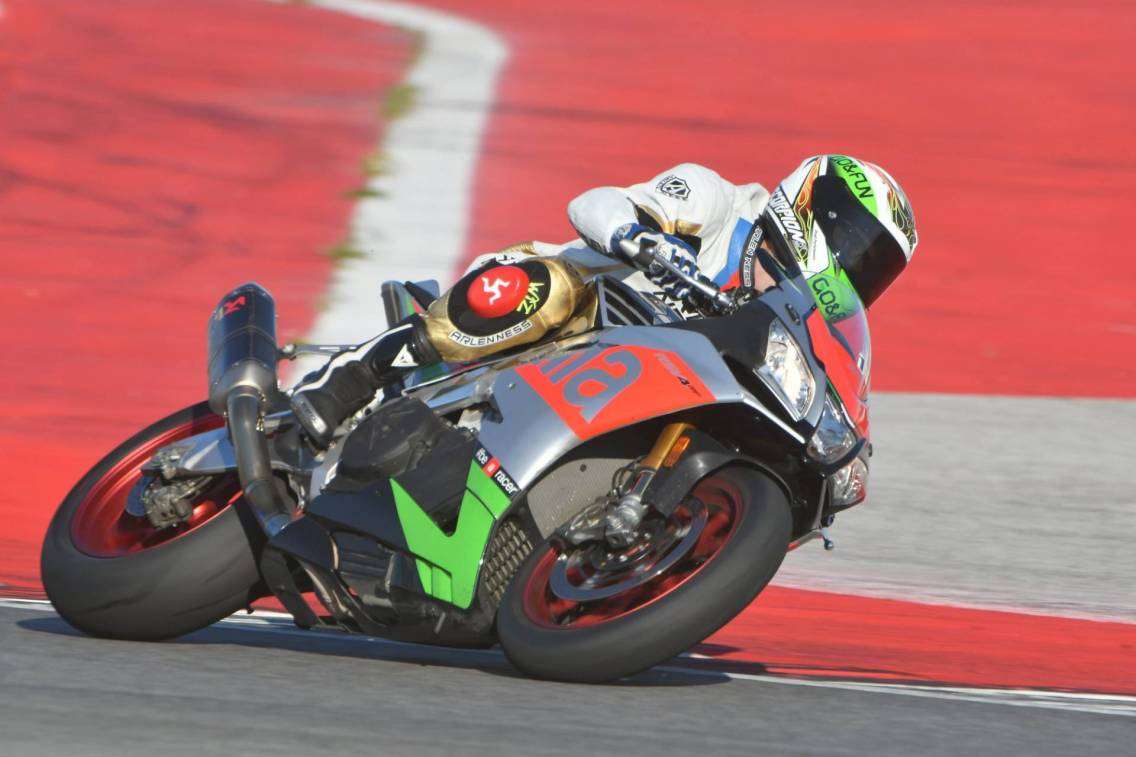 Aprilia RSV4 RF vs Suzuki GSX-R 1000 : Primo contatto! 23 1
