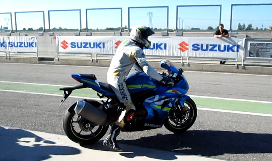 Aprilia RSV4 RF vs Suzuki GSX-R 1000 : Primo contatto! 24 2