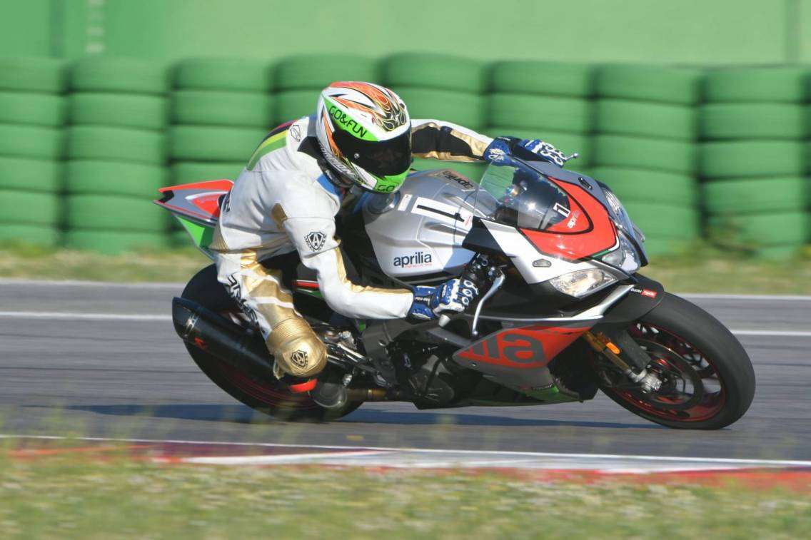 Aprilia RSV4 RF vs Suzuki GSX-R 1000 : Primo contatto! 22 704193 575