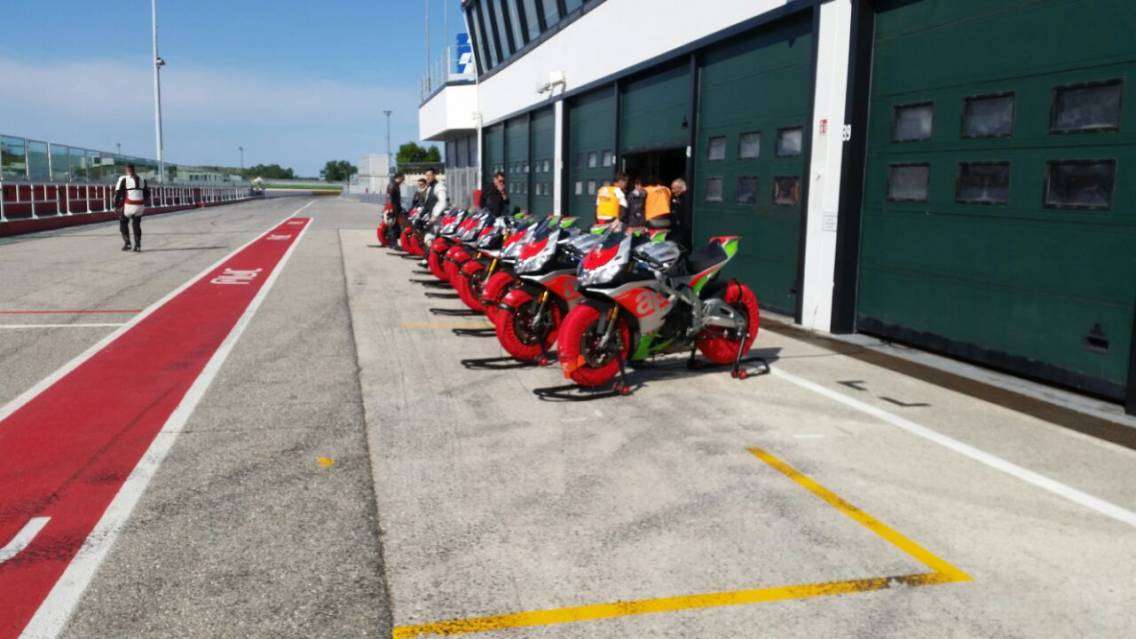Aprilia RSV4 RF vs Suzuki GSX-R 1000 : Primo contatto! 17 wwwwww