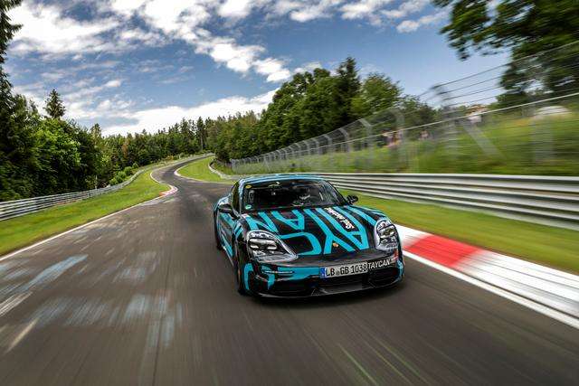 Porsche: Gli interni raffinati ed intelligenti della Taycan 12 small 34