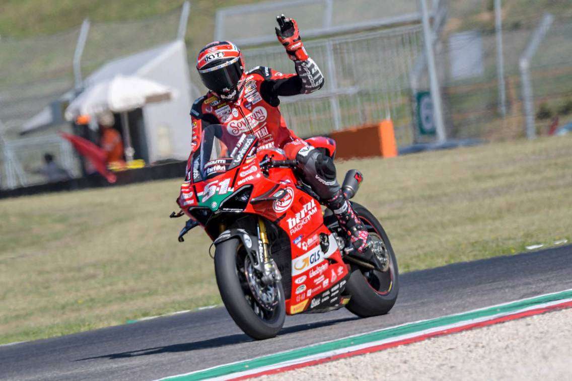 CIV: Pirro campione SBK 2019 9 51 saluto 1