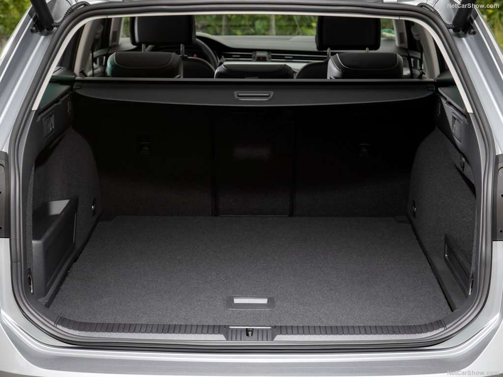 Auto dell'anno 2020, segmenti SW medie, grandi e multispazio sette posti 11 Volkswagen Passat GTE Variant 2020 1024 3d