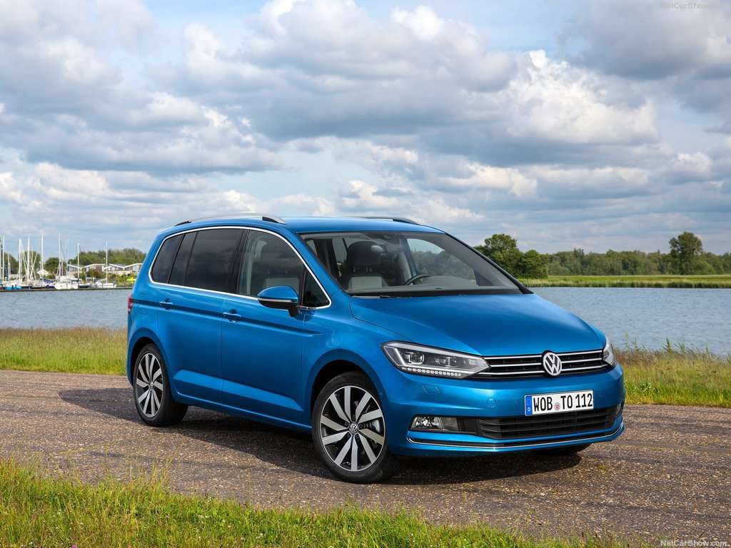 Auto dell'anno 2020, segmenti SW medie, grandi e multispazio sette posti 12 Volkswagen Touran 2016 1024 01