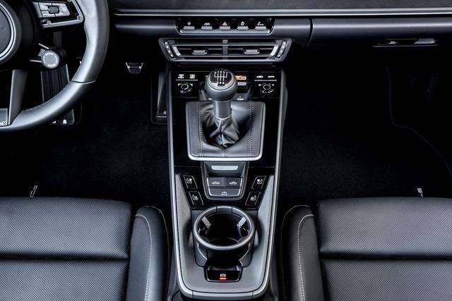 Porsche: Nuove dotazioni per 911 Carrera S e 4s con cambio manuale 7 marce 6 small 36