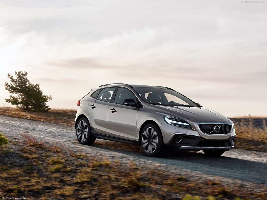 Test Auto Usate: Volvo V40 (2012-2016), Cross Country e Restilyng 2017 14 Volvo V40 Cross Country 2017 1024 01