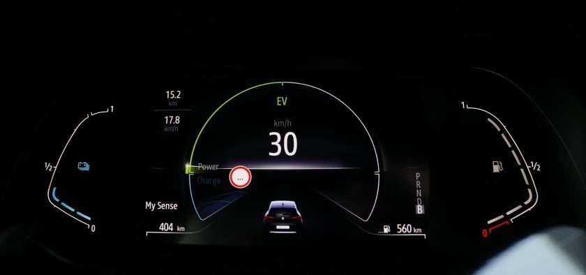 Test Drive: Renault Clio E-Tech Hybrid 140cv, l'efficienza derivata dalle corse 18 renault clio e tech interior detail 3