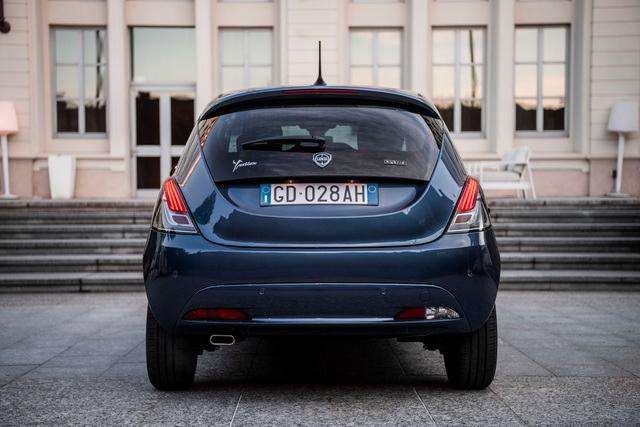 Lancia - Nuova Ypsilon, più eleganza e benessere con il Kit ECOCHIC. 2 small 2