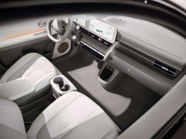 Hyundai: La Ioniq 5 ridefinisce gli standard per le auto elettriche. 4 small 10
