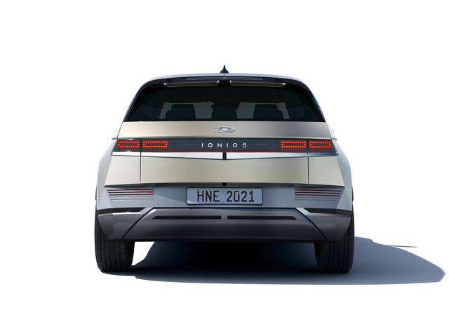 Hyundai: La Ioniq 5 ridefinisce gli standard per le auto elettriche. 7 small 3