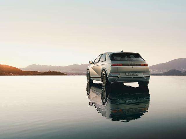 Hyundai: La Ioniq 5 ridefinisce gli standard per le auto elettriche. 1 small 6