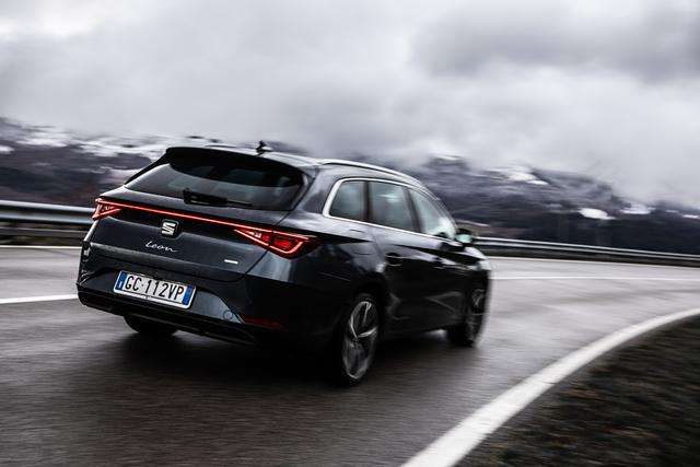 Seat: Nuova Leon Sportstourer TGI a metano e mild hybrid eTSI 2 small 3