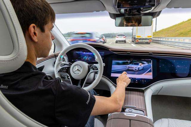 Mercedes-EQ: EQS il top del lusso elettrico 5 small 38