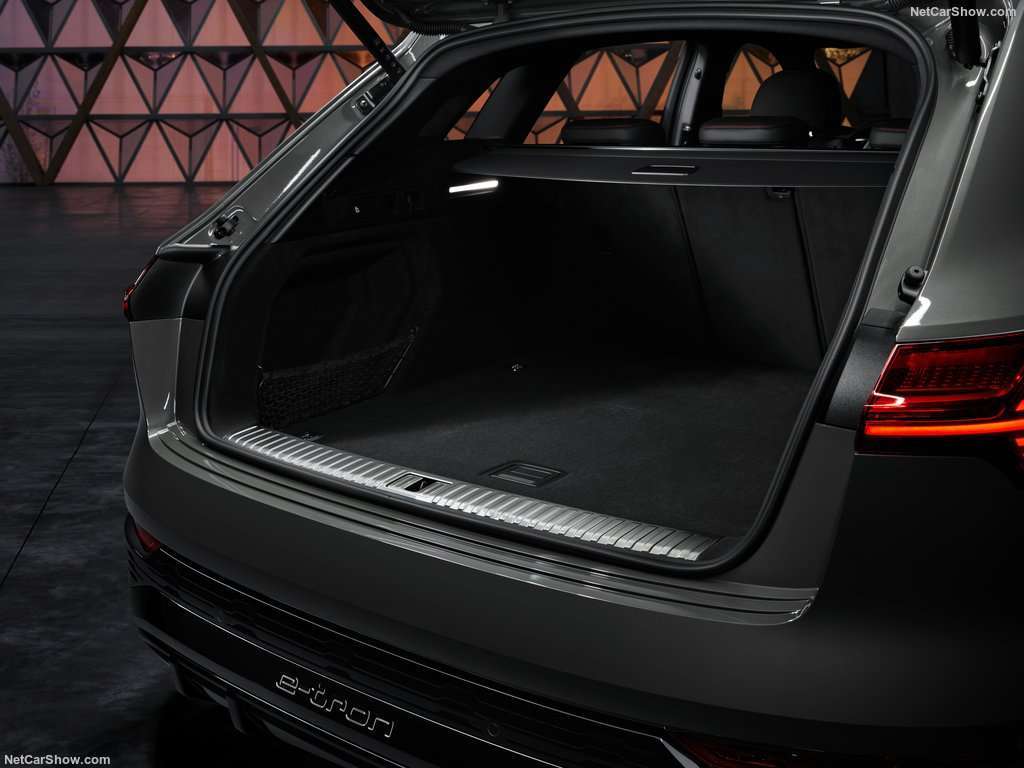 Guida all'acquisto: Audi Q8 E-Tron, BMW iX, Mercedes EQE SUV, Volvo EX90 7 Audi Q8 e tron quattro 2024 1024 2d