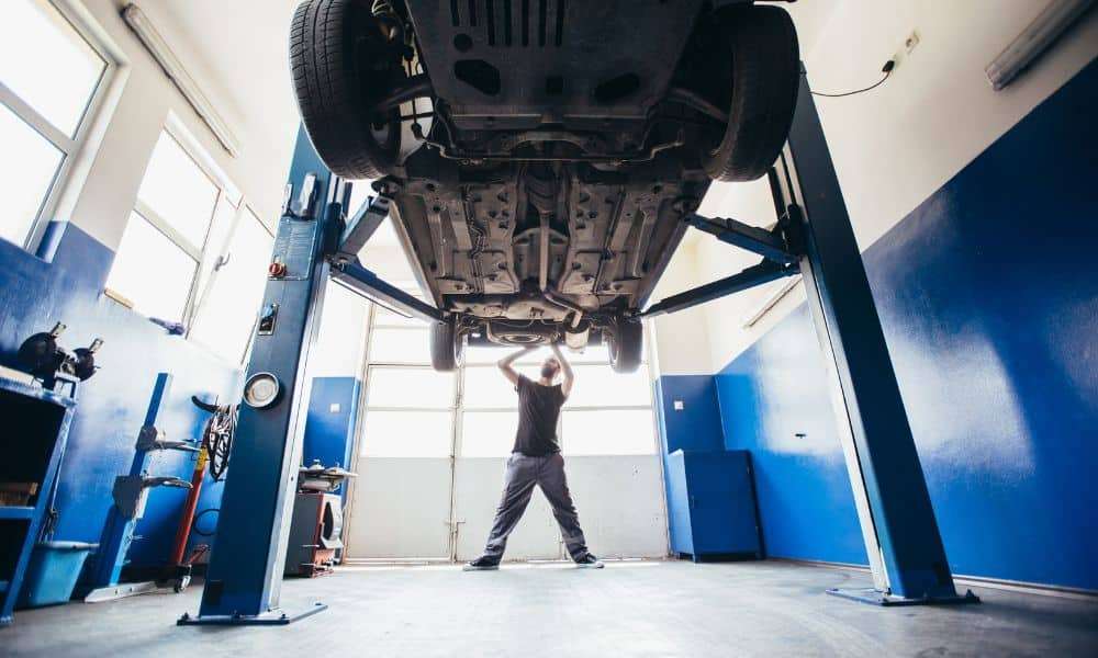 Autofficina Ribani - Il Miglior Meccanico Auto a Bologna San Lazzaro 1 Specialisti meccanici al lavoro nell'officina di Autofficina Ribani, Bologna San Lazzaro.