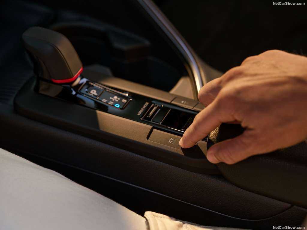 Toyota: Nuovo CH-R, nuovi propulsori ibridi e più connessa 4 Toyota C HR 2024 1024 12