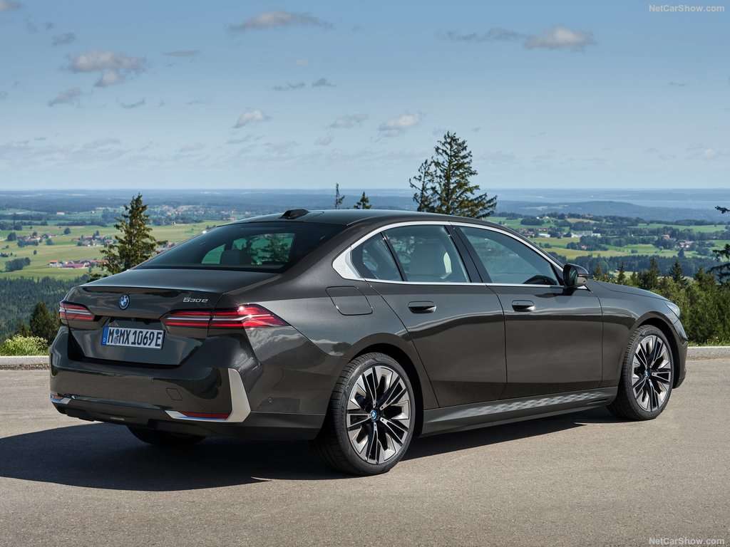 BMW: La nuova Serie 5 amplia la gamma con le 530e e 550e xDrive, ibride plug in 1 BMW 530e Sedan 2024 1024 0e