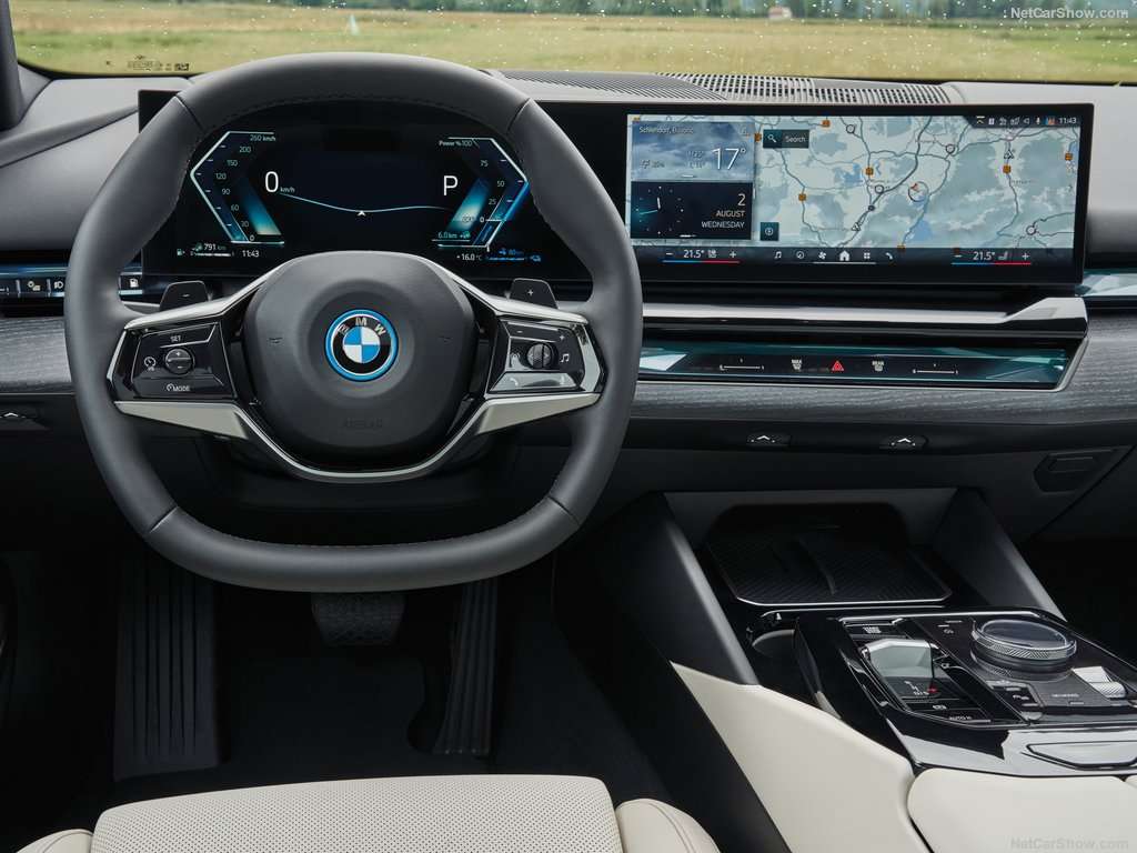 BMW: La nuova Serie 5 amplia la gamma con le 530e e 550e xDrive, ibride plug in 2 BMW 530e Sedan 2024 1024 1d