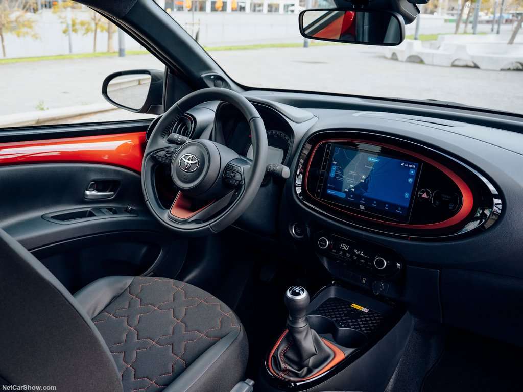 Guida all'acquisto: Hyundai i10 vs Toyota Aygo X, il pragmatismo contro l'emozione 5 Toyota Aygo X 2022 1024 66