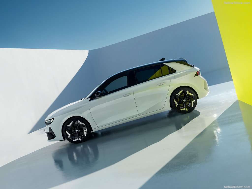 Test Drive: Opel Astra GSe PHEV 225cv, la sportività sostenibile 3 Opel Astra GSe 2023 1024 06