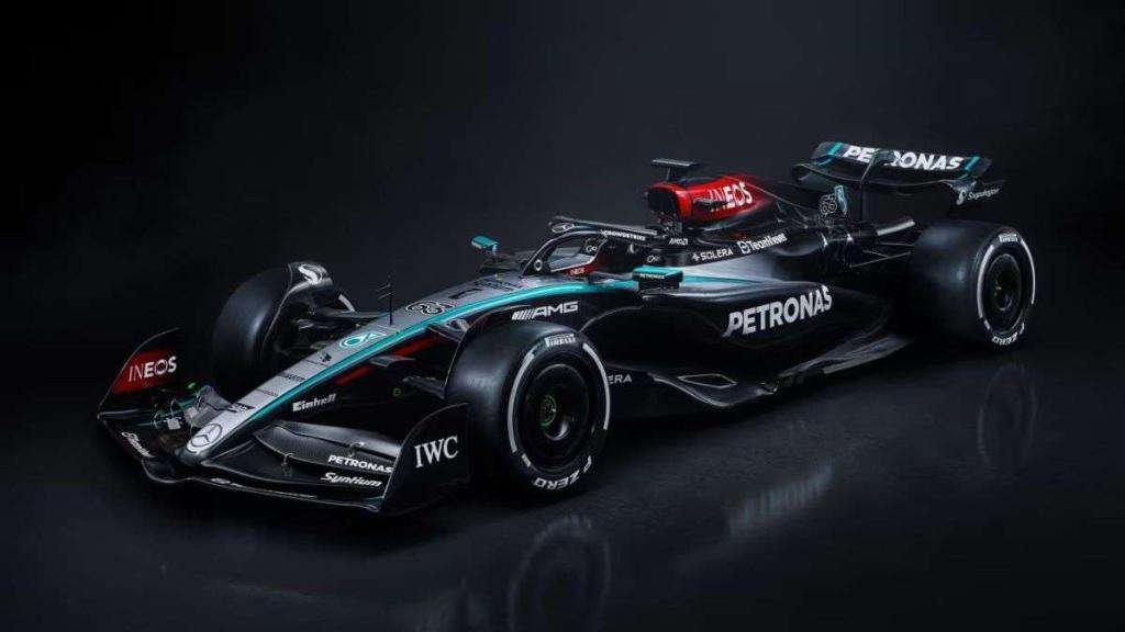 Mercedes W15, l'ultima di Hamilton con la classica livrea argento 2 image 1 1