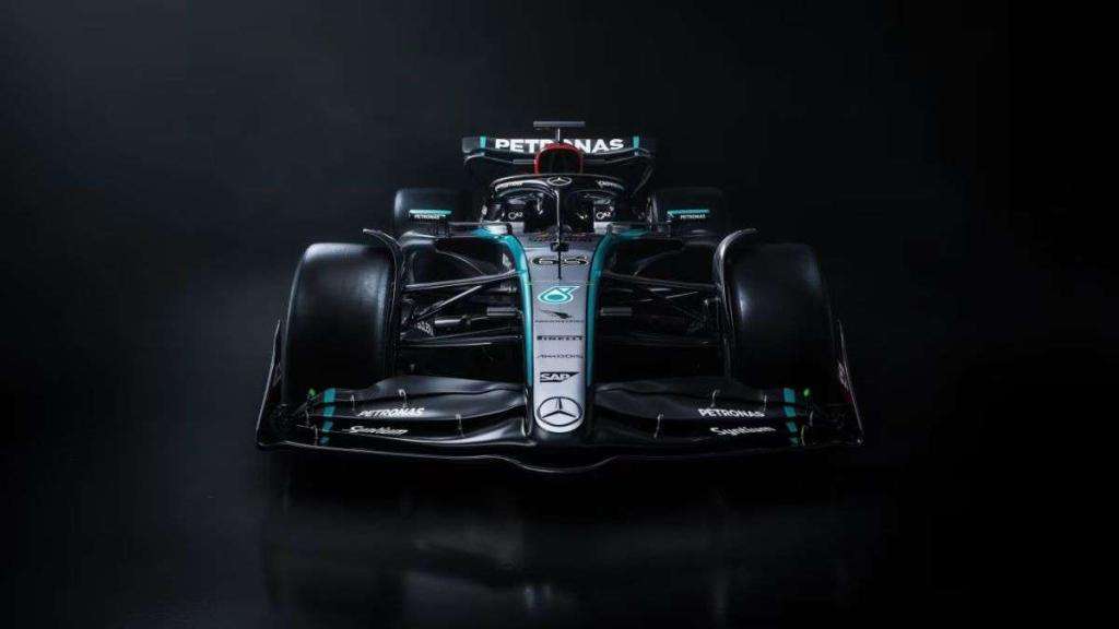 Mercedes W15, l'ultima di Hamilton con la classica livrea argento 3 image 2 1