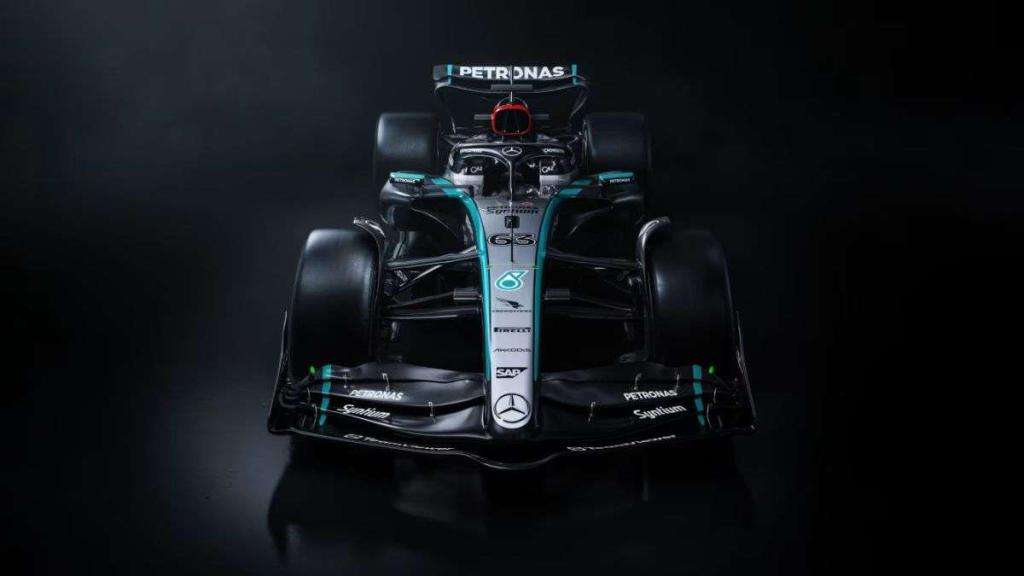 Mercedes W15, l'ultima di Hamilton con la classica livrea argento 5 image 4