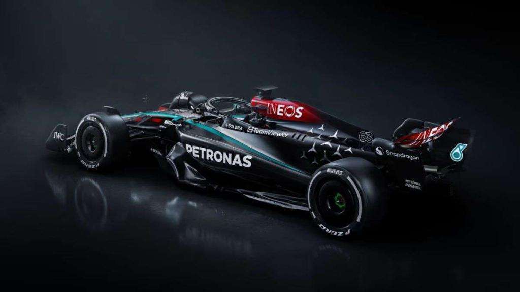 Mercedes W15, l'ultima di Hamilton con la classica livrea argento 1 image 5