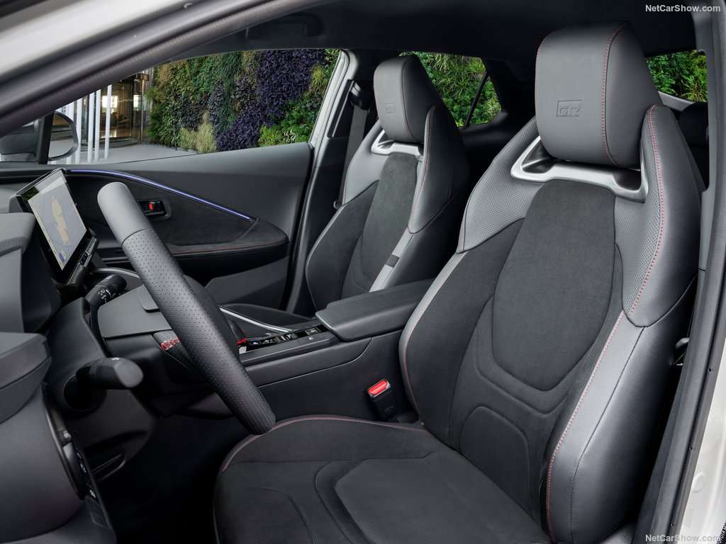 Guida all'Acquisto: Toyota C-HR, buona dotazione, interni migliorati e dinamica piacevole 3 Toyota C HR 2024 1024 61