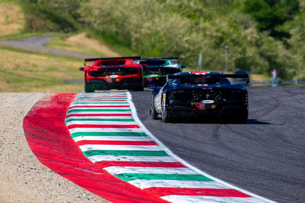 FERRARI CHALLENGE: VALINT, HASSID E ENGSTLER VINCONO AL MUGELLO 16 M001811