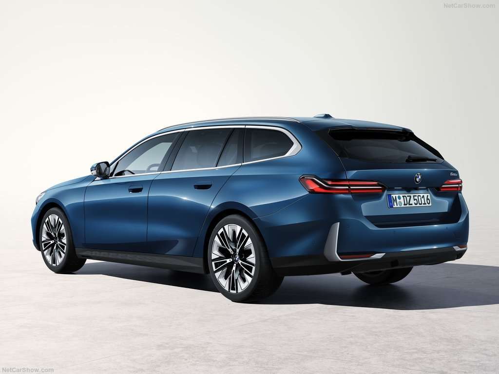 BMW 5 Series Touring 2025 1024 21