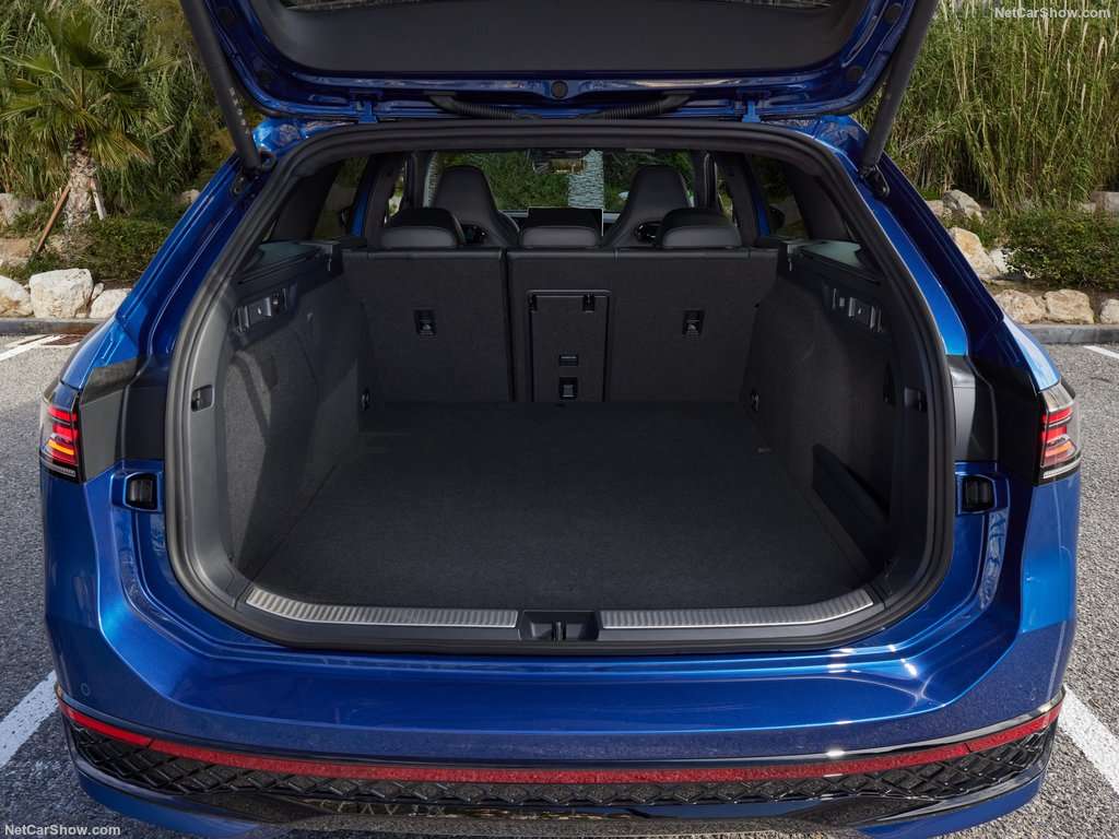 Test Drive: Volkswagen Passat Variant, 1.5 eTSI e 2.0 TDI, la classe operaia va in paradiso ma non gratis! 4 Volkswagen Passat Variant 2024 1024 54