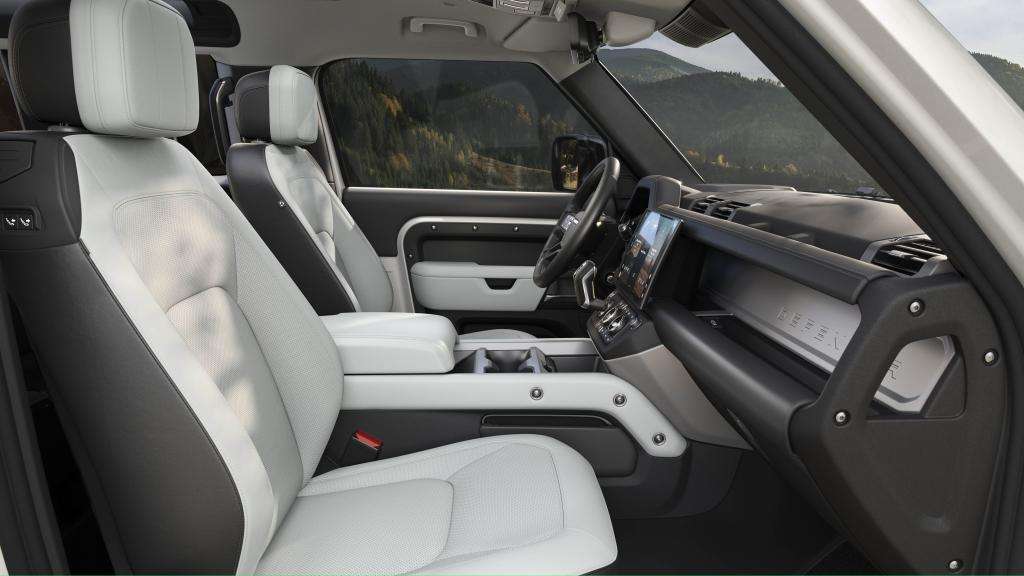 Auto Novità: Land Rover Defender, nuovo look, più tecnologia e prestazioni off-road al top 4 DEF 26MY CORE INTERIOR 25052025 04
