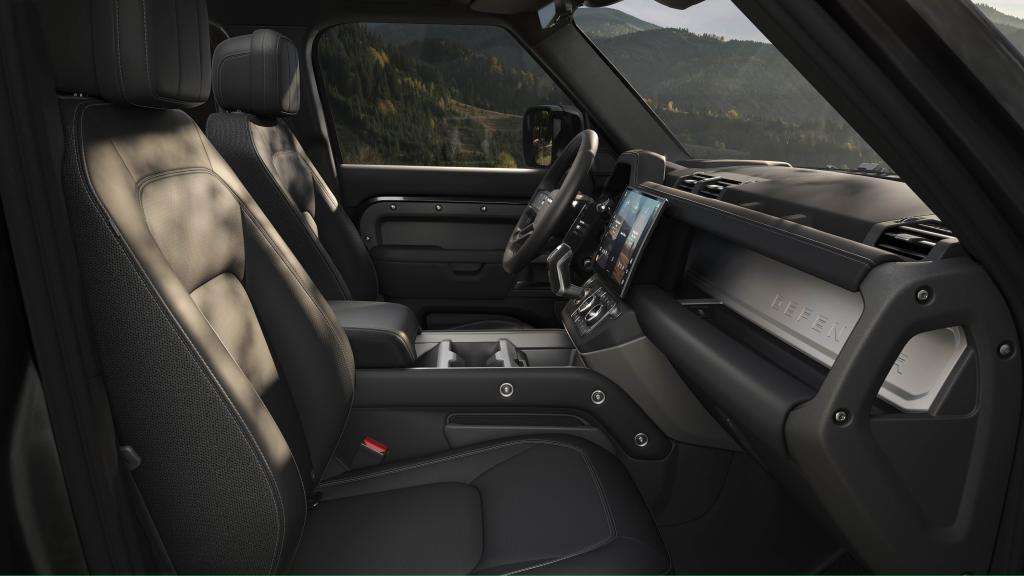 Auto Novità: Land Rover Defender, nuovo look, più tecnologia e prestazioni off-road al top 6 DEF 26MY CORE INTERIOR 25052025 05