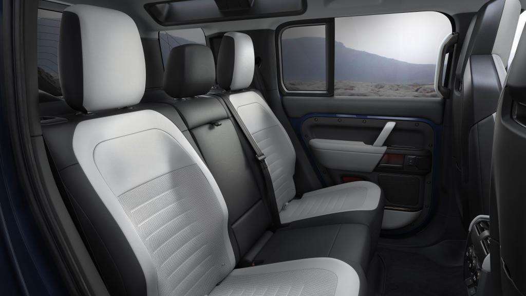 Auto Novità: Land Rover Defender, nuovo look, più tecnologia e prestazioni off-road al top 2 DEF OCTA 26MY INTERIOR 25052025 02