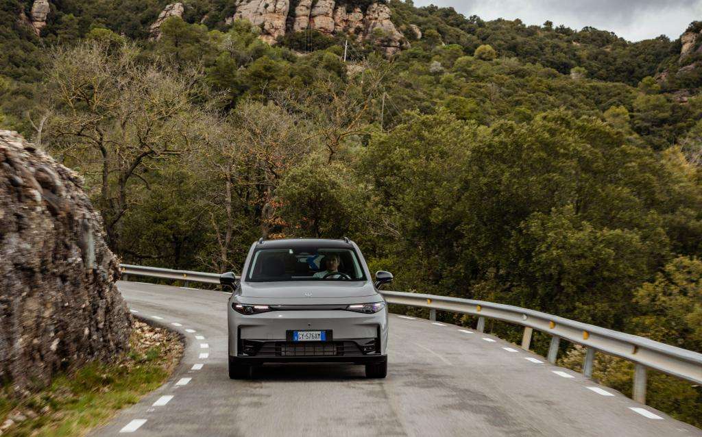Guida all'acquisto: Leapmotor C10, il SUV cinese che sfida i big europei con stile, tecnologia e prezzo 3 dynamic 2