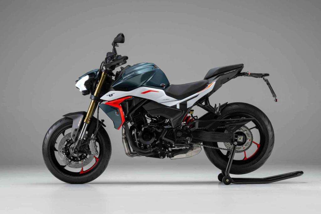 EICMA 2025: Benelli TNT 550, Il Ritorno della Naked Sportiva Italiana 4 Benelli TNT550 8