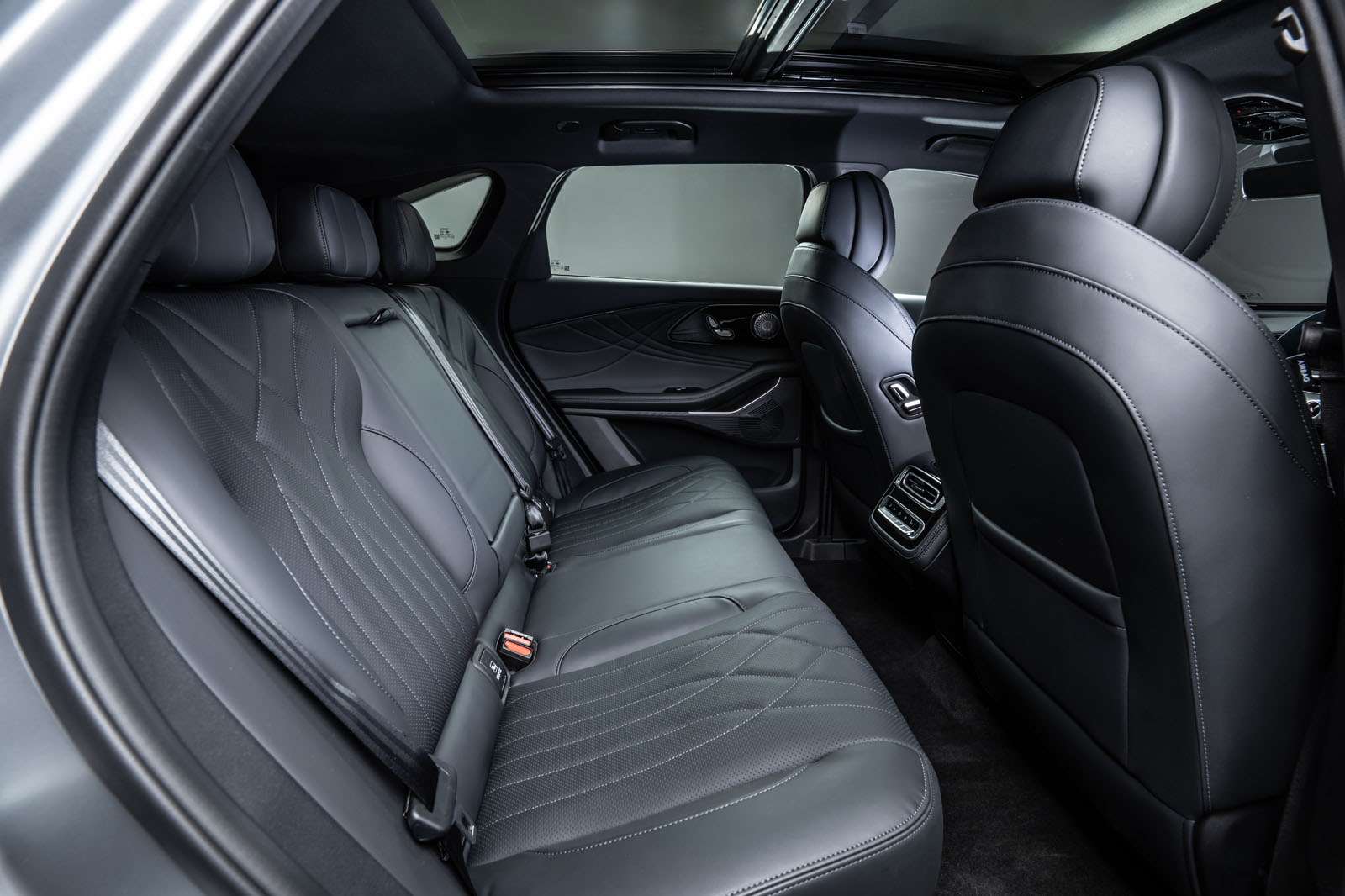 omoda 9 2025 review rear seats 8837