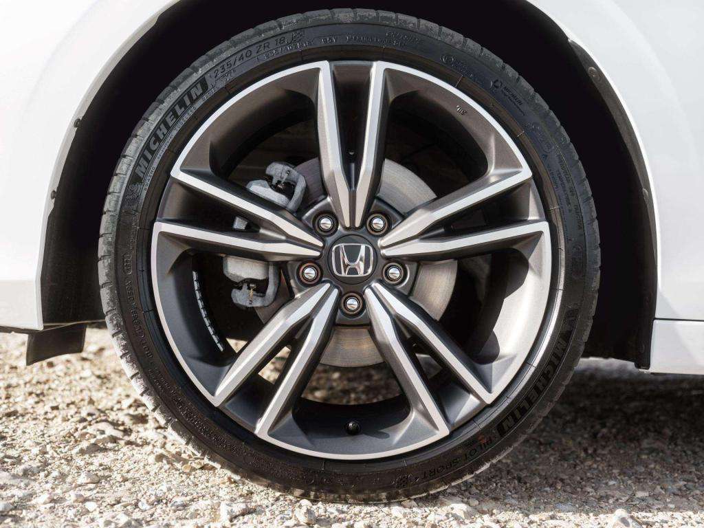 Guida all'acquisto: Honda Civic 2.0 e:HEV, La Berlina Sportiva che Non Tradisce la Sua Anima 2 552967 Honda svela il restyling di Civic