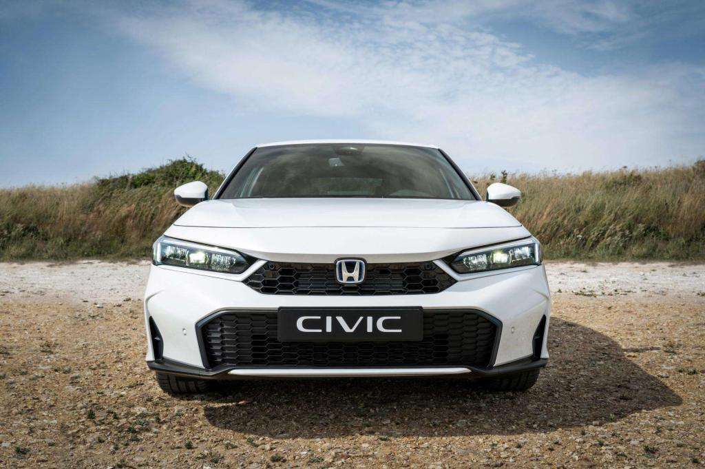Guida all'acquisto: Honda Civic 2.0 e:HEV, La Berlina Sportiva che Non Tradisce la Sua Anima 1 552968 Honda svela il restyling di Civic