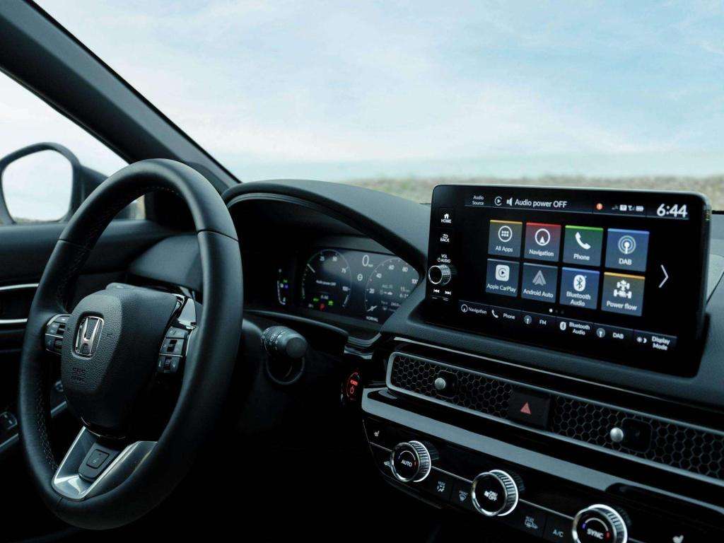 Guida all'acquisto: Honda Civic 2.0 e:HEV, La Berlina Sportiva che Non Tradisce la Sua Anima 10 552971 Honda svela il restyling di Civic