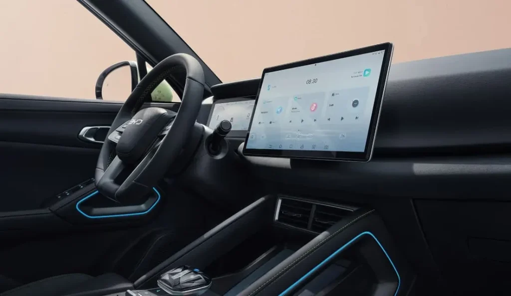Auto Notizie: BYD Atto 2, la Crossover Compatta vuole riscrivere le Regole dell'Ibrido 2 byd atto2 connectivity 01 l