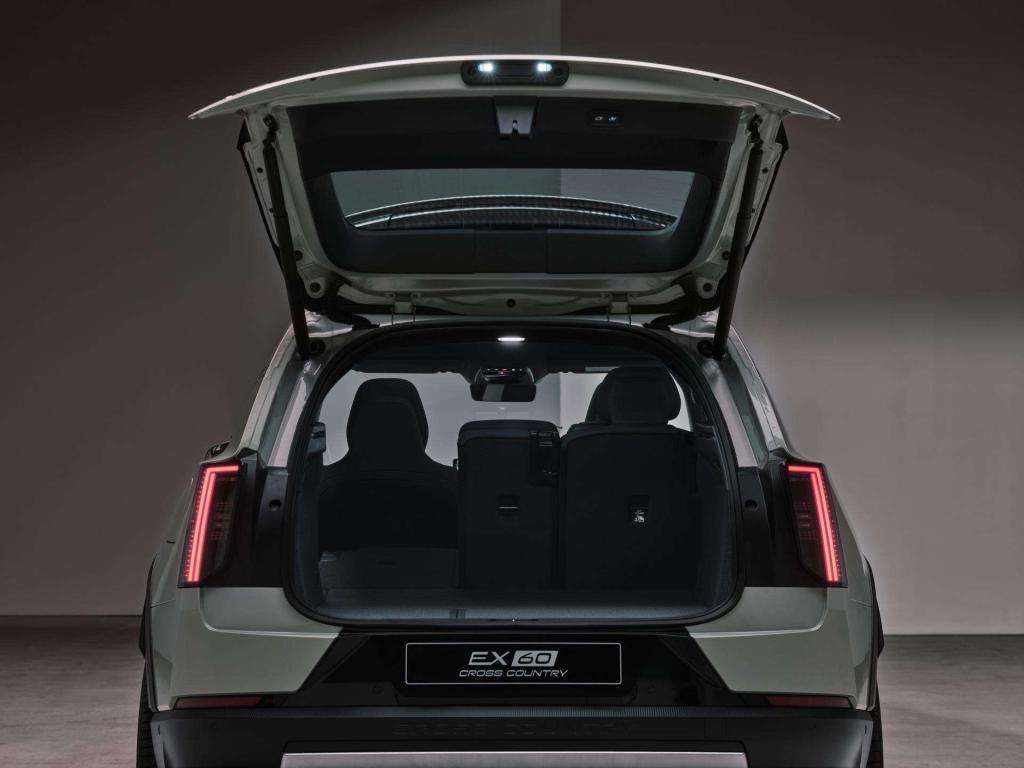 Anteprima Auto: La Volvo EX60, il nuovo SUV di medio elettrico che ridefinisce gli standard della mobilità sostenibile 2 20251213 EX60 MEDIA 026