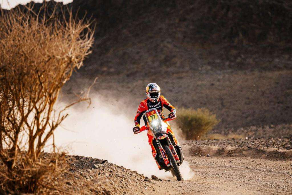 Dakar 2026, Tappa 7: Ekström trionfa tra le auto, colpo di scena per Lategan. Benavides vince tra le moto 1 730001 luciano benavides ktm dakar rally 2026 saudi arabia stag p38657