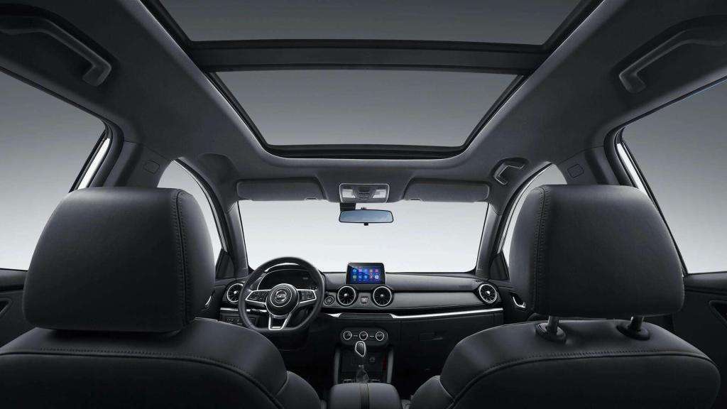Guida all'Acquisto: DFSK Glory 500, il Crossover Cinese Low Cost Che Sfida Dacia Duster 2 500 interni tettuccio