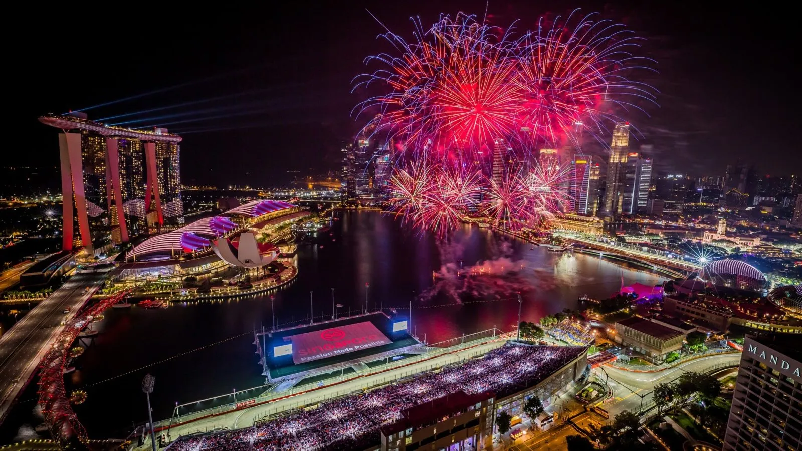 Skyline notturno di Singapore e Marina Bay illuminata
